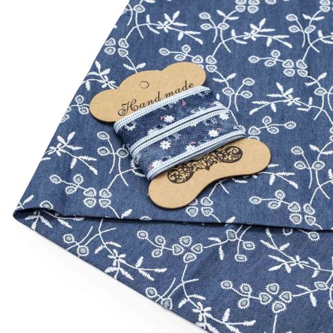 Ткань декоративная джинсовая с тесьмой, синяя с цветами