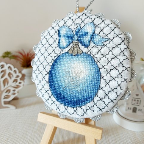 Елочный серебряно-голубой шар, схема для вышивки