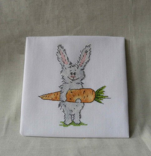 Зайчик с морковкой, схема для вышивки